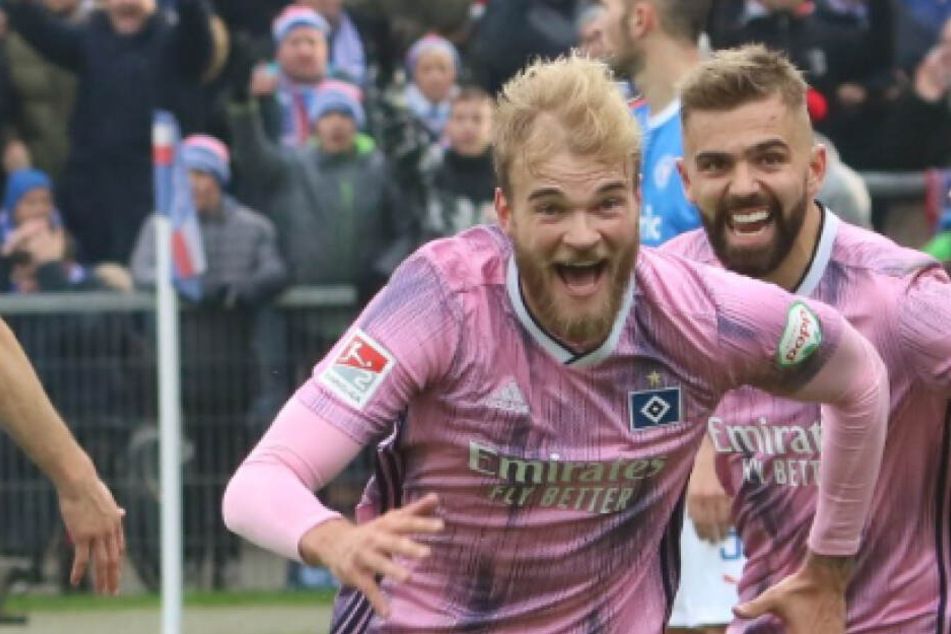 Timo Letschert jubelt nach seinem ersten Tor für den HSV.