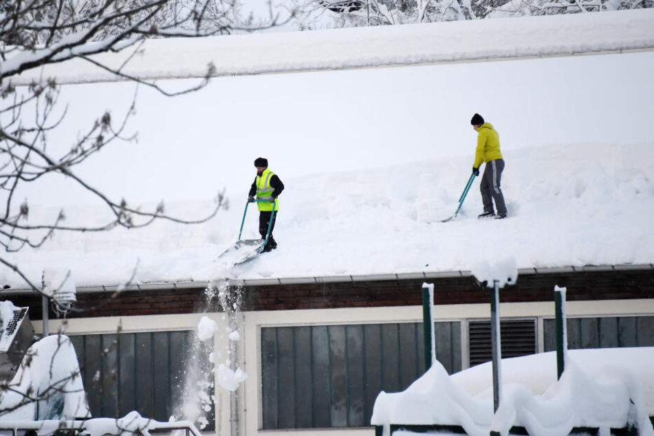 Dächer, wie hier in Ruhpolding, müssen vom Schnee befreit werden, um ein Einstürzen zu verhindern.