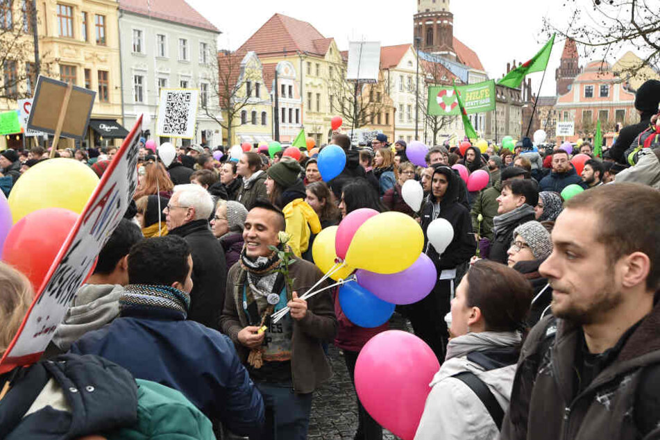 Gemeinsam demonstrieren Flüchtlinge und Cottbuser im Februar 2018 unter dem Motto "Leben ohne Hass" in der Innenstadt.