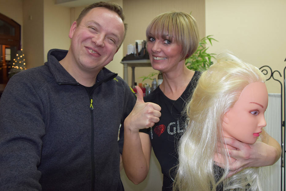 Friseurin Claudia Schweda ist mit der Leistung von Christian Schröter zufrieden.