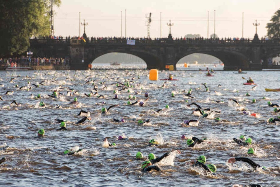 Wie Fische im Wasser: Die Teilnehmer des Ironman 2017 (Archivbild).