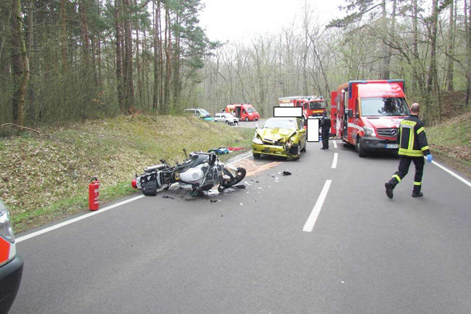 In einer Linkskurve krachten die beiden Fahrzeuge zusammen. Der Biker wurde schwer verletzt.