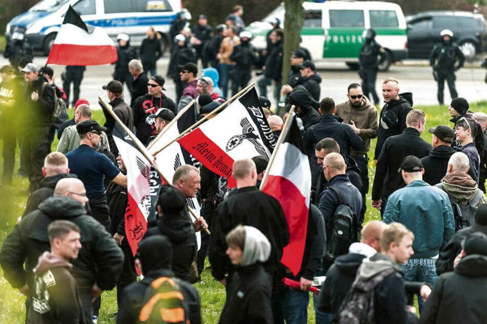 Neonazis bei einer Demo in Plauen: Laut Merz wurde die "Dimension des verdeckten Rechtsextremismus" unterschätzt.
