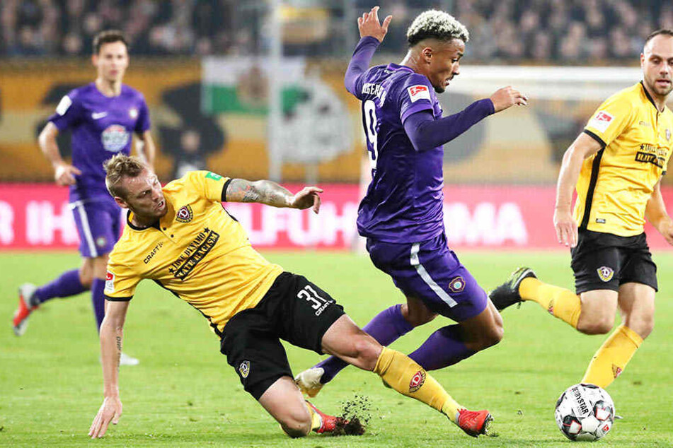 Brian Hamalainen (l.) stoppt Aues Emmanuel Iyoha.