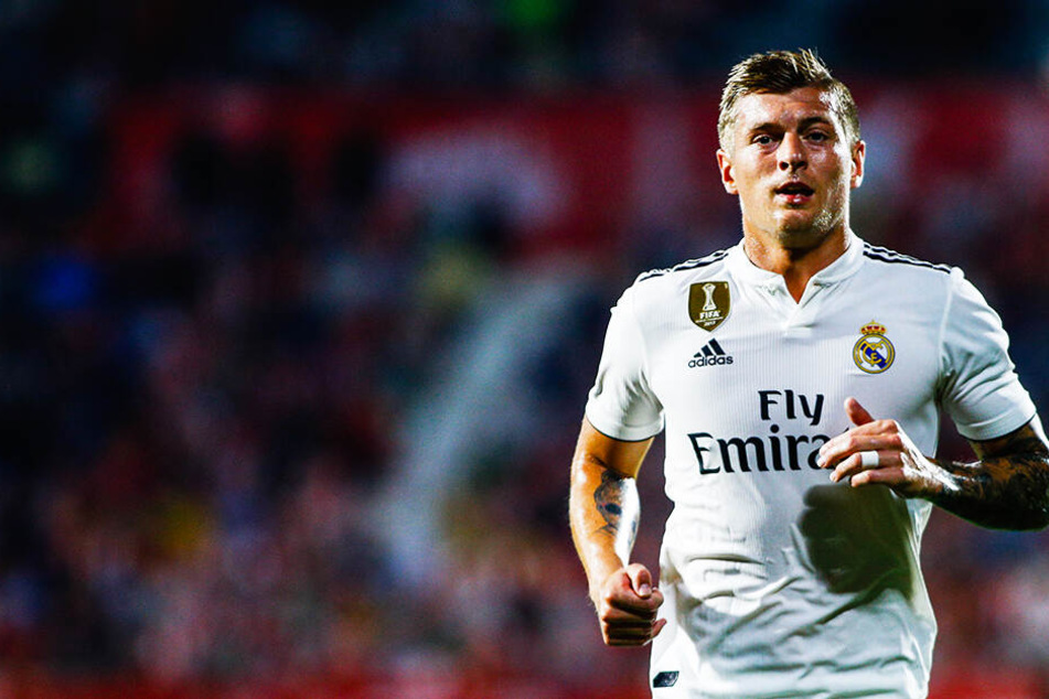 Da schaute nicht nur Toni Kroos fragend in die Runde: Beim Einblenden der Video-Schiedsrichter-Kammer wurde der falsche Raum eingeblendet, der leer war.