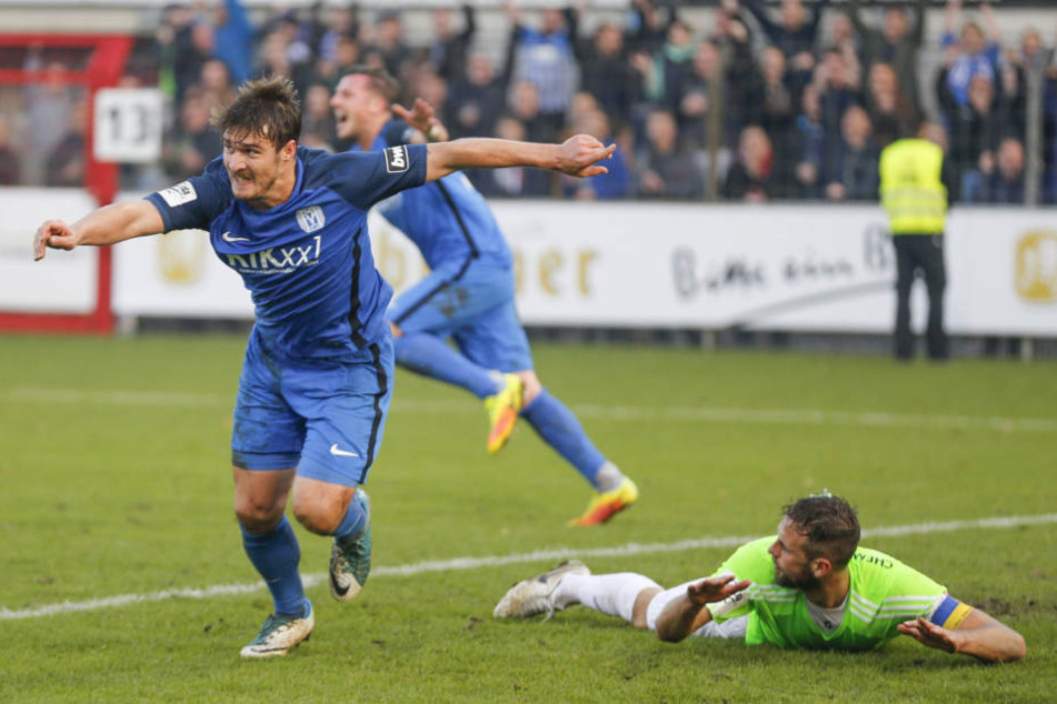 Dieses Bild spiegelt das Spiel wider: Während Meppens Benjamin Girth (l.) jubelt, liegt CFC-Kapitän Marc Endres am Boden.