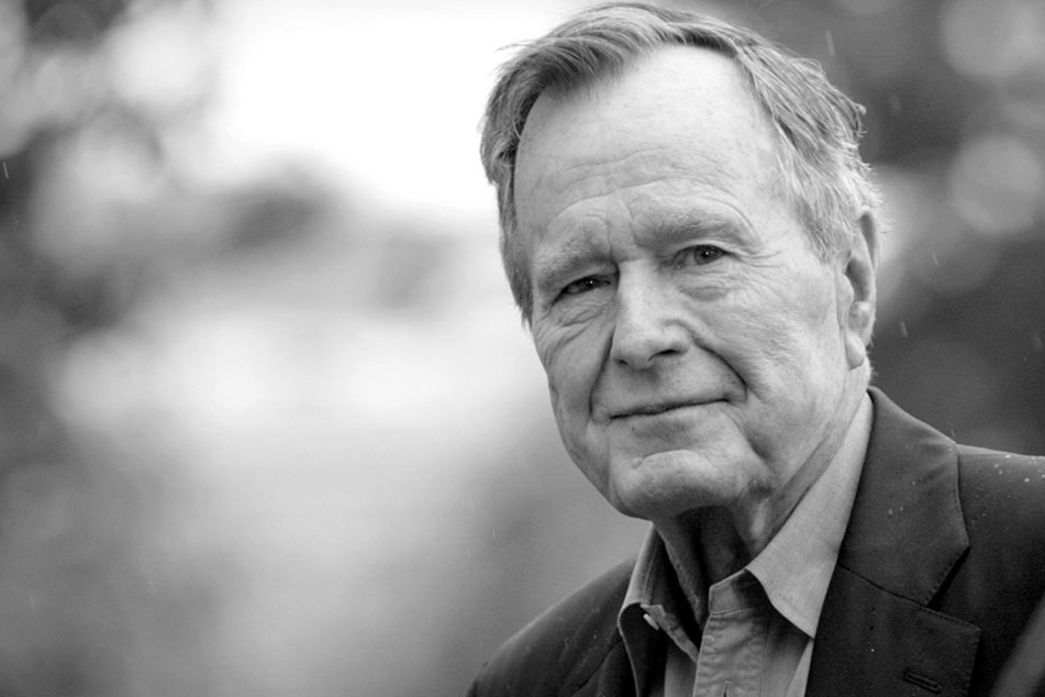 Der ehemalige Präsident George H.W. Bush kommt auf dem Südrasen des Weißen Hauses an.