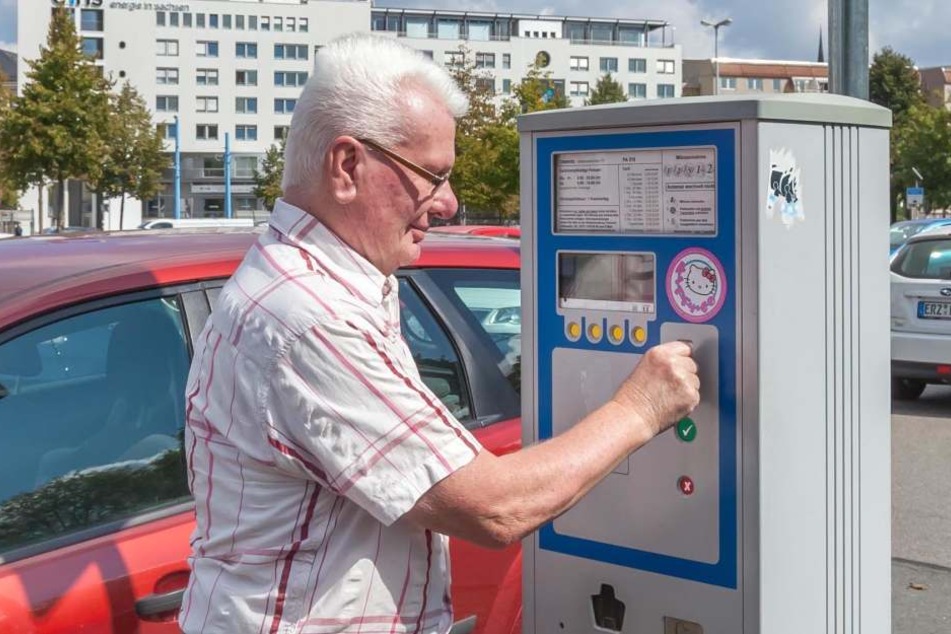 Peter Bergmann (72) bezahlt die Parkgebühr am Johannisplatz. Insgesamt nimmt die Stadt rund 1,4 Millionen Euro damit ein.