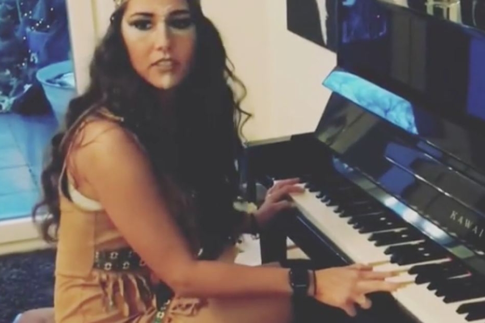 Sarah Lombardi (25) als hübsche Pocahontas am Klavier.