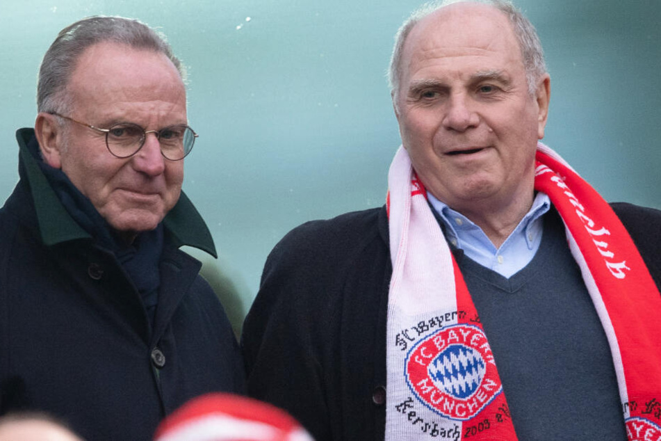 Uli Hoeneß (r.) verkniff sich einen erwarteten Seitenhieb in Richtung BVB. (Archivbild)