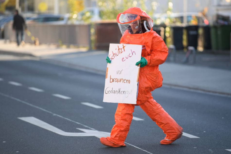 In einem Schutzanzug gingen die Demonstranten auf die Straße.