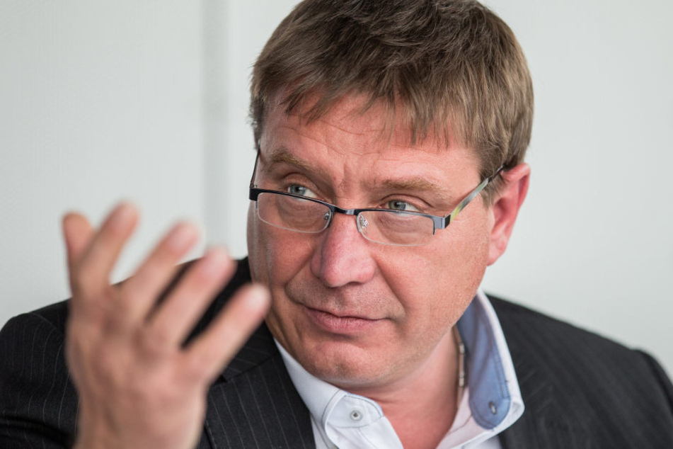Für Politiker Mario Pecher (54, SPD) ist die Räumung seiner Mutter aus ihrem
Lebenswerk reine Privatsache. Die Fragen der Morgenpost zu dem Sachverhalt ließ
er unbeantwortet.