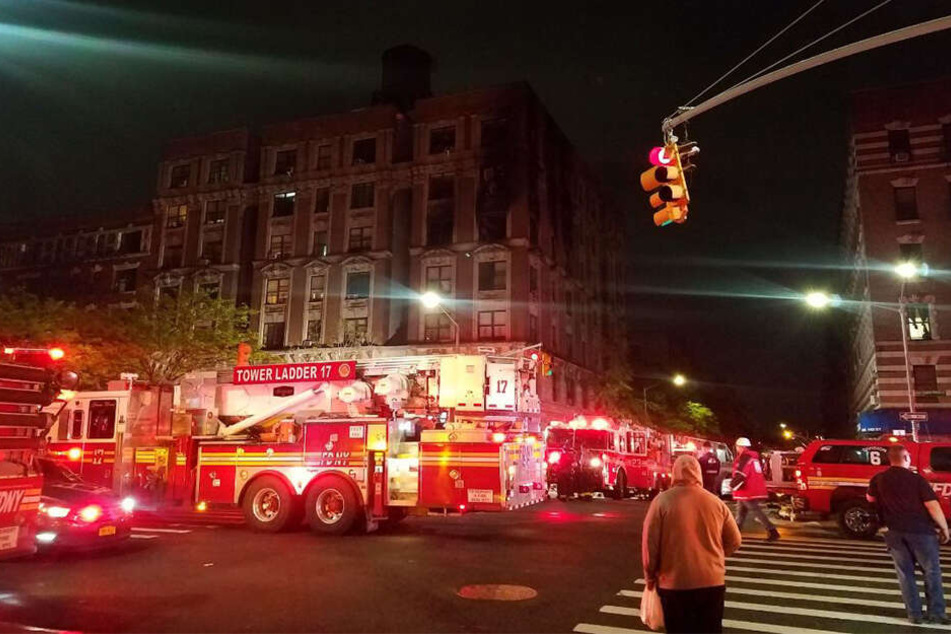 In der US-amerikanischen Millionenmetropole New York sind sechs Menschen bei einem Wohnhausbrand gestorben.