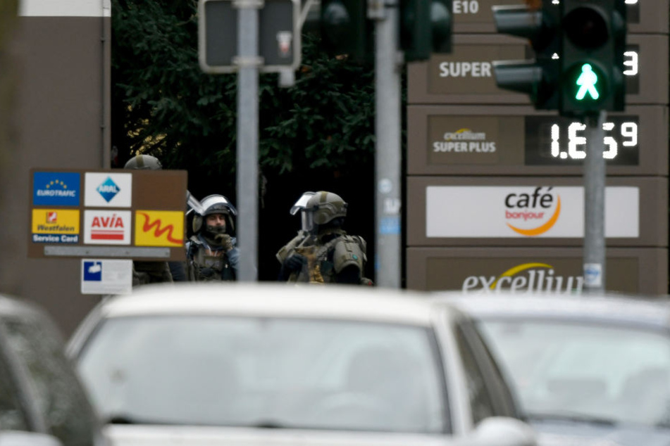 Spezialeinsatzkräfte in der Nähe der betroffenen Tankstelle.