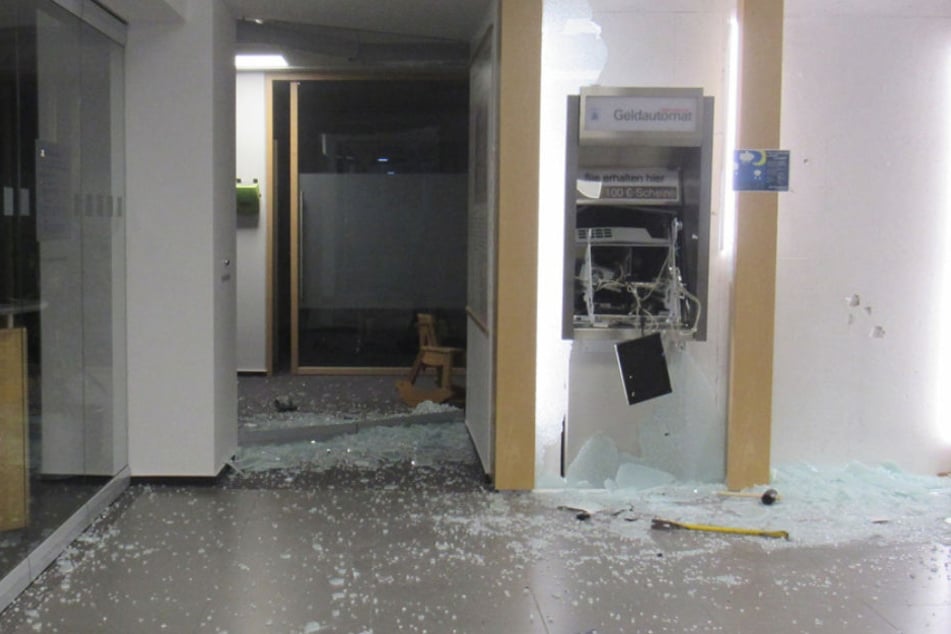 Die Bankfiliale wurde stark beschädigt.