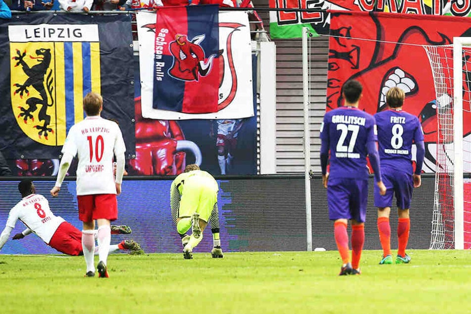 Naby Keita (l., 8) hat gerade die Bremer Abwehr mit einem Riesensolo überwunden und schiebt zur 1:0-Führung für die Leipziger ein.