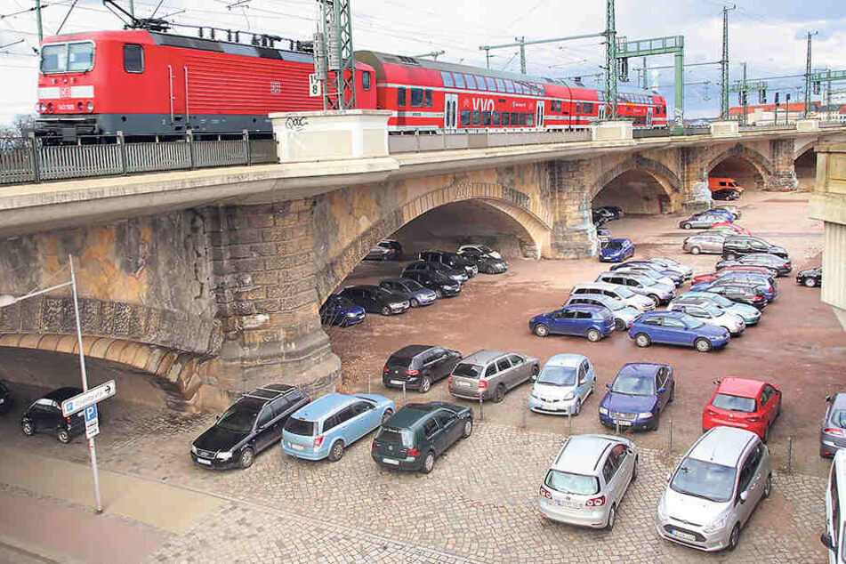 Noch parken diese Autos kostenlos unter und neben der Marienbrücke.