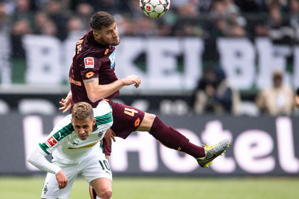 Ermin Bicakcic setzt sich im Kopfball-Duell gegen Gladbachs Thorgan Hazard durch.