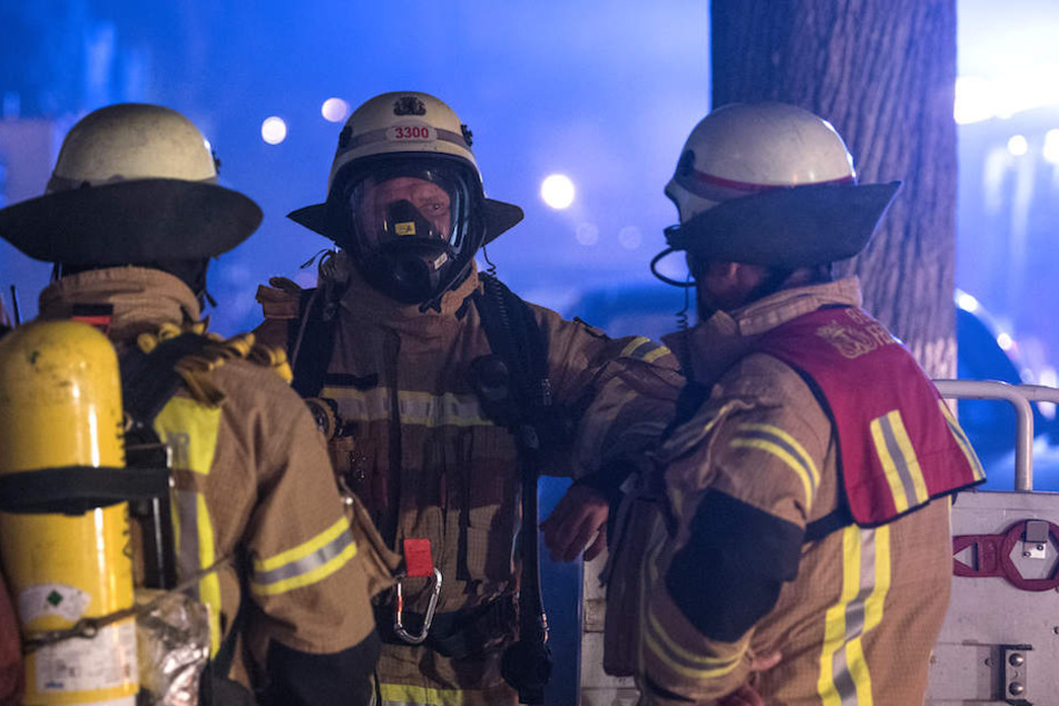 Einsatzkräfte der Berliner Feuerwehr kämpften gegen die Flammen. (Symbolbild)