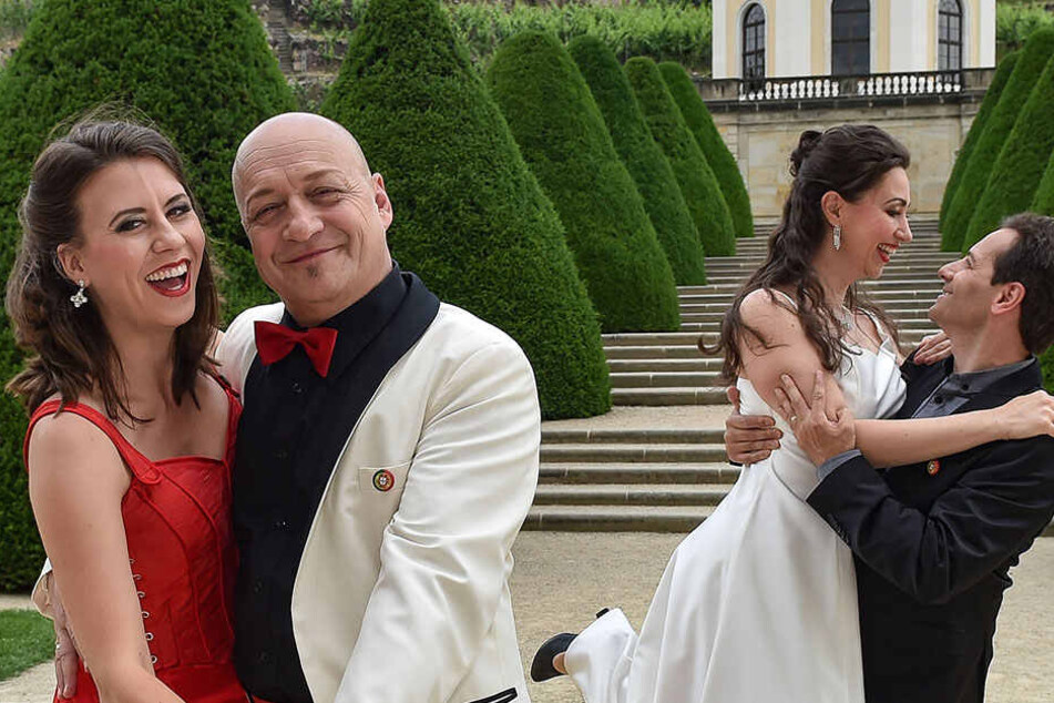 Die Ensemble-Mitglieder Patrizia Häusermann, Michael König, Anna Erxleben und Carlos Matos (v.l.) sorgen beim Ball für portugiesisches Flair.