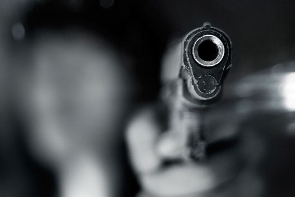 Die Täter bedrohten die Bewohner mit einem pistolenähnlichen Gegenstand. (Symbolbild)