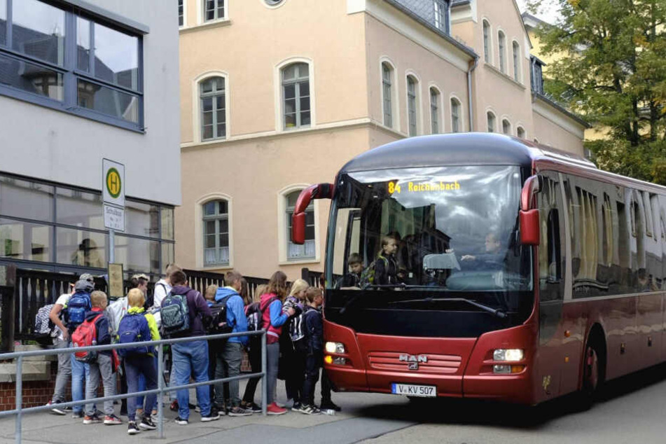 Schulkinder steigen in einen Bus der Firma RVB. Ob der Schülerverkehr am 6. November reibungslos fahren wird, ist noch unklar.
