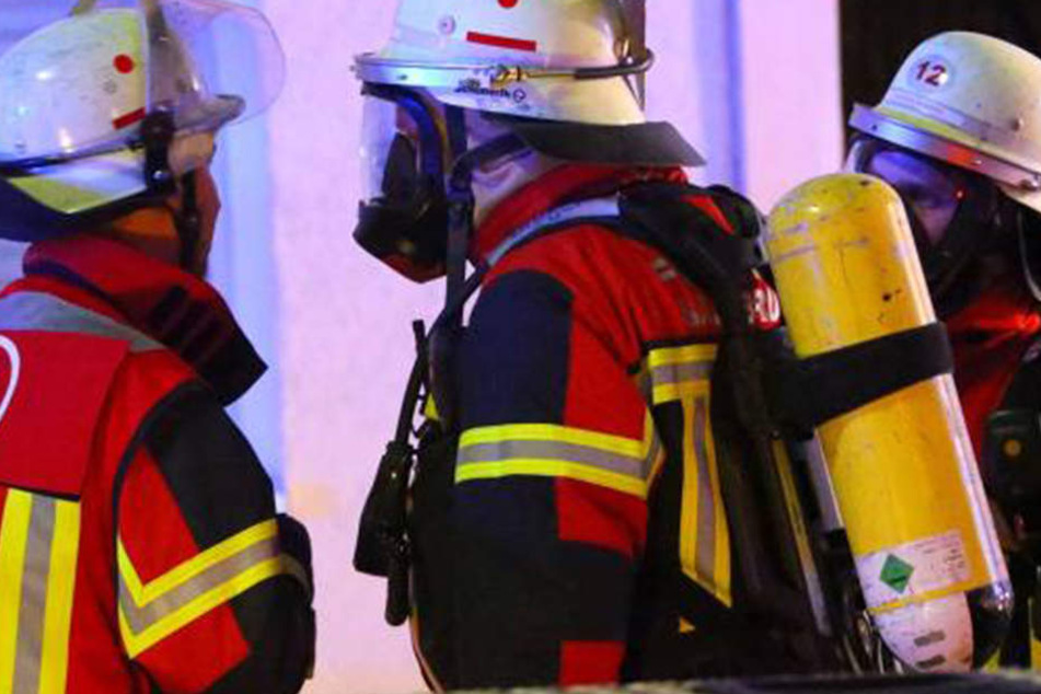 Die Kameraden der umliegenden Feuerwehren konnten den Bus nicht mehr retten. (Symboldbild)