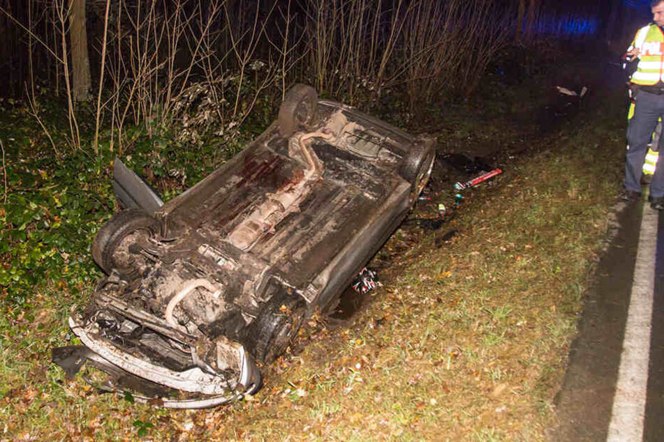 Der Peugeot überschlug sich und landete auf dem Dach im Straßengraben.