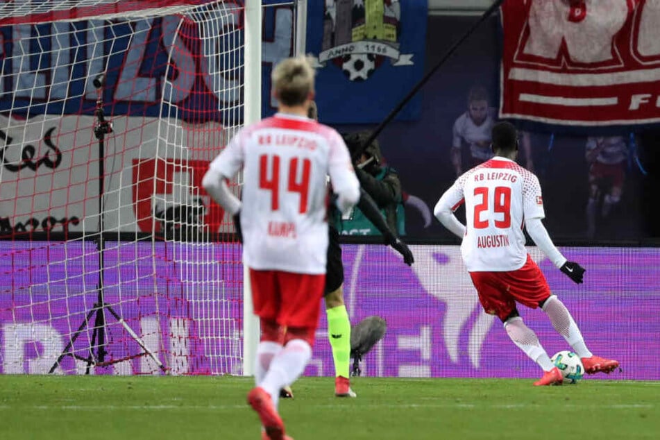 Jean-Kevin Augustin (r.) erzielte bereits in der 5. Minute per Abstaubertor die frühe Führung für RB Leipzig.