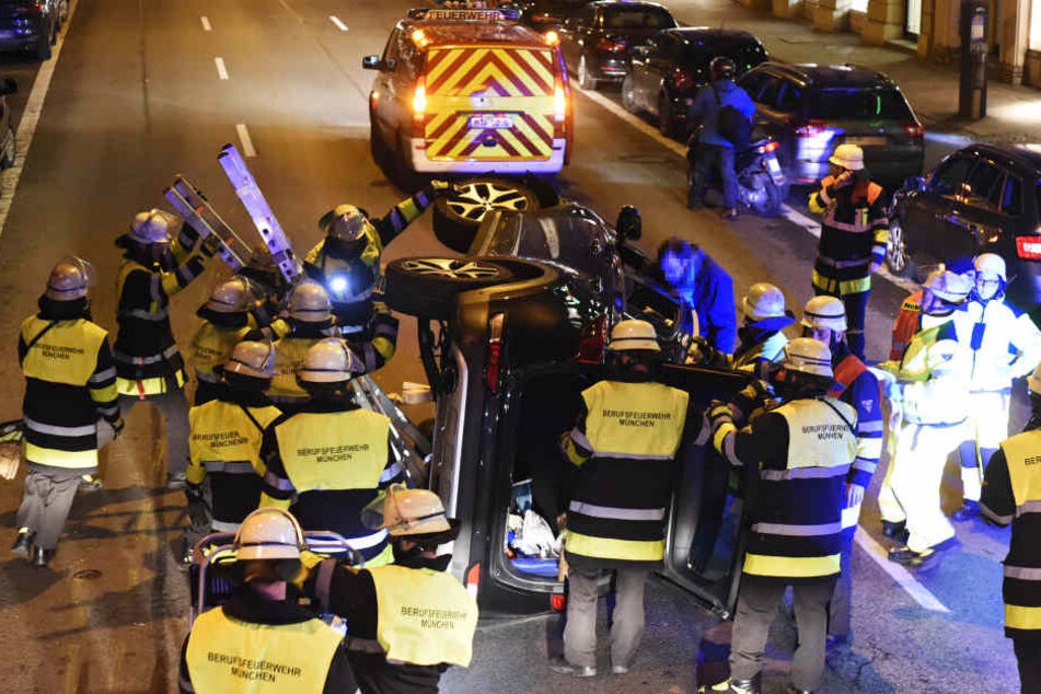 Die Feuerwehr richtetet das Auto mithilfe von Leitern auf.