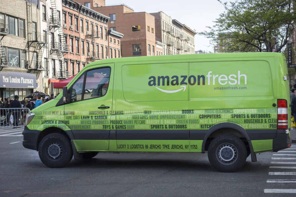 Ein Fahrzeug des US-Konzerns Amazon mit der Aufschrift "amazon fresh" in New York (USA). In Berlin wird die Auslieferung exklusiv über die DHL abgewickelt.