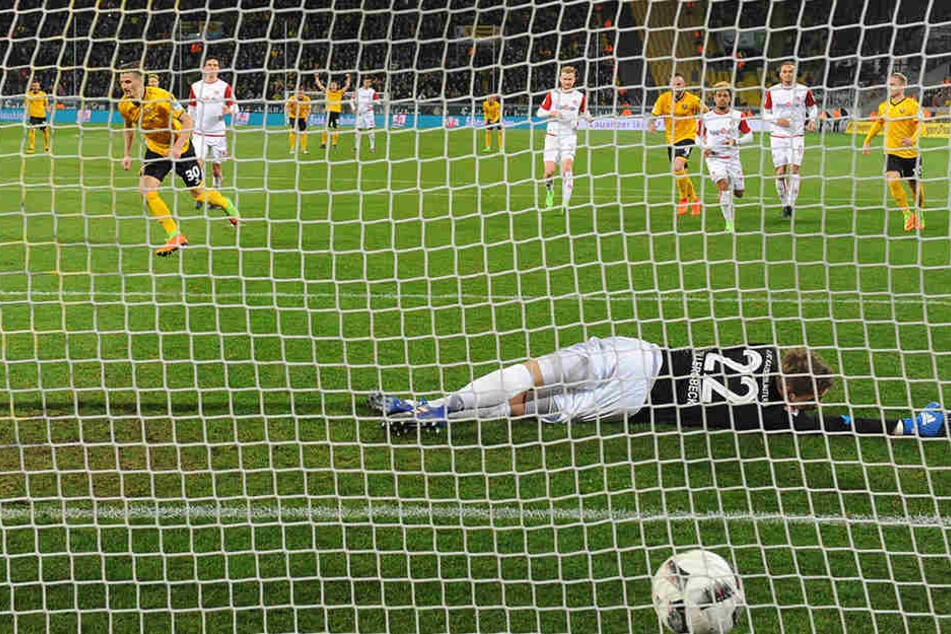 Da liegt der Ball im Tor. Stefan Kutschke dreht jubelnd ab, nachdem er den Elfer sicher verwandelt hat.