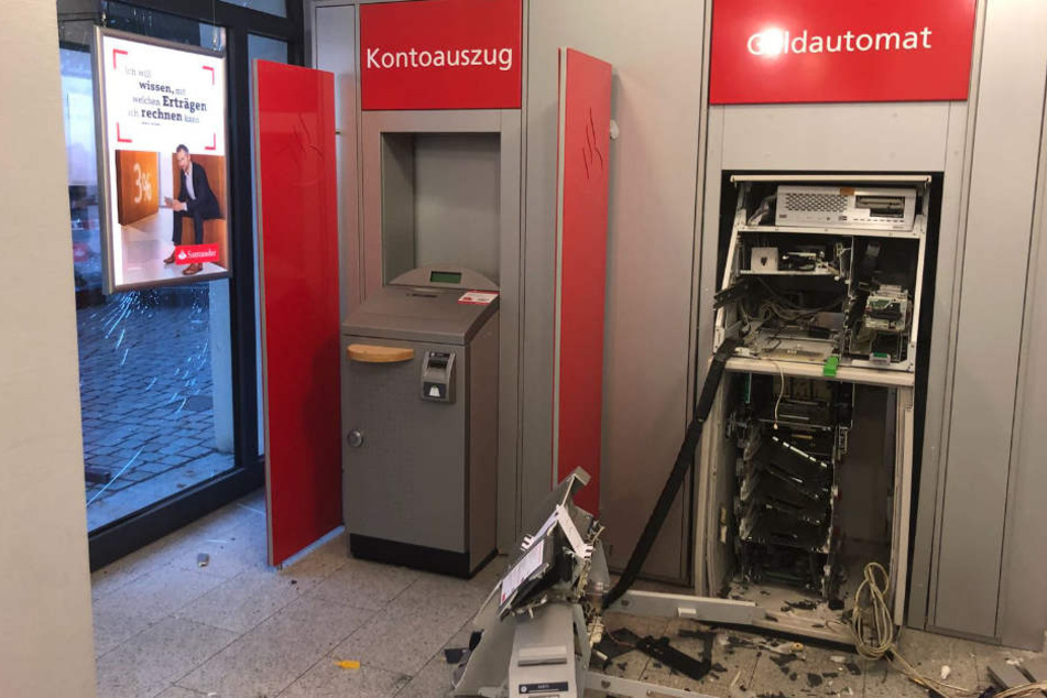 Der Geldautomat wurde durch die Explosion vollständig zerstört
