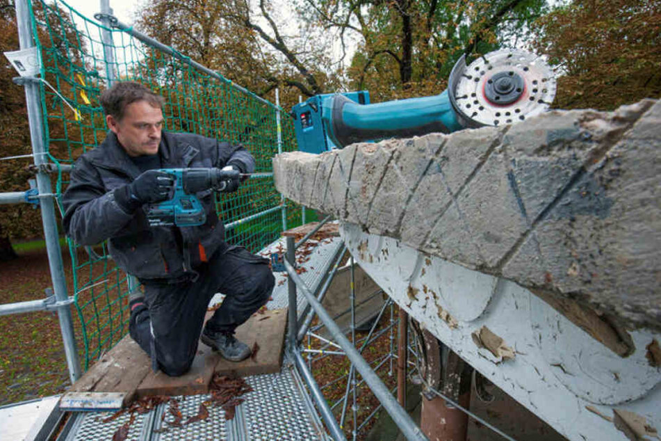 Handwerker Jörg Temler (40) bringt auf dem Dach den Betonrand in Ordnung.