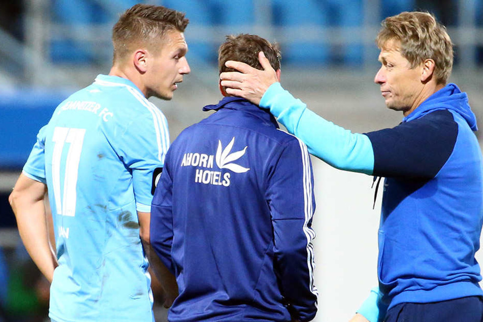 Trainer Sven Köhler nimmt Daniel Frahn (l.) und Anton Fink in die Arme.