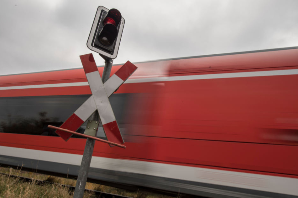 Weil der Lkw nicht ordnungsgemäß wenden konnte, musste der ankommende Regionalzug einen unplanmäßigen Stopp einlegen. (Symbolbild)
