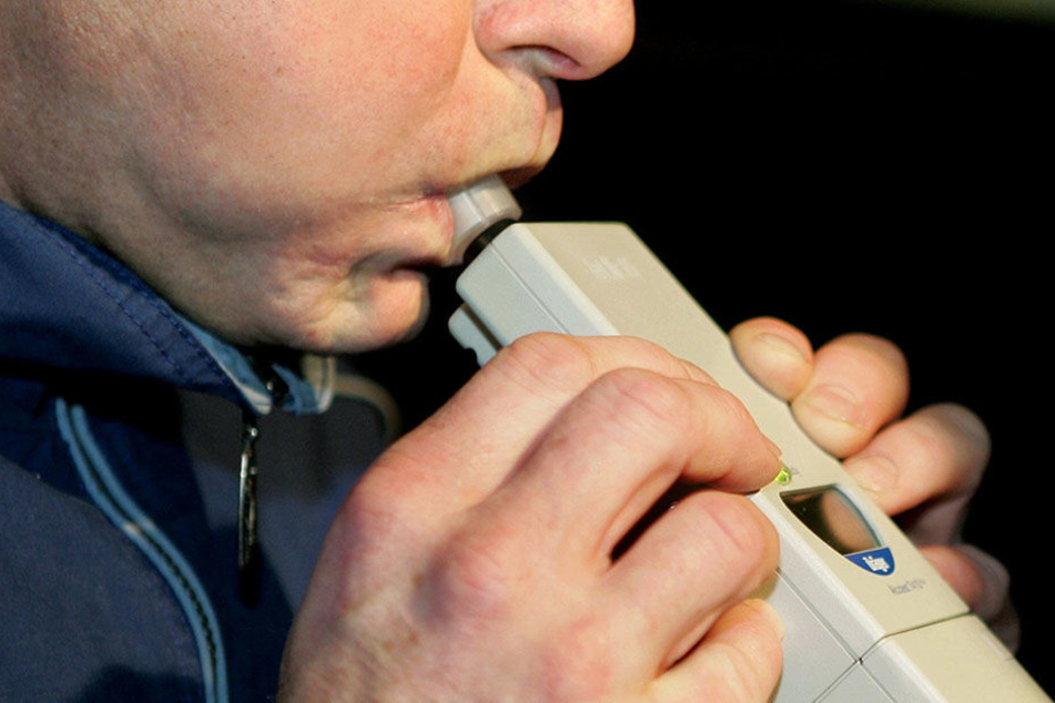 Fast hätte der 52-Jährige die Anzeige des Atemalkoholtests gesprengt. Zum Glück wurde niemand verletzt. (Symbolbild)