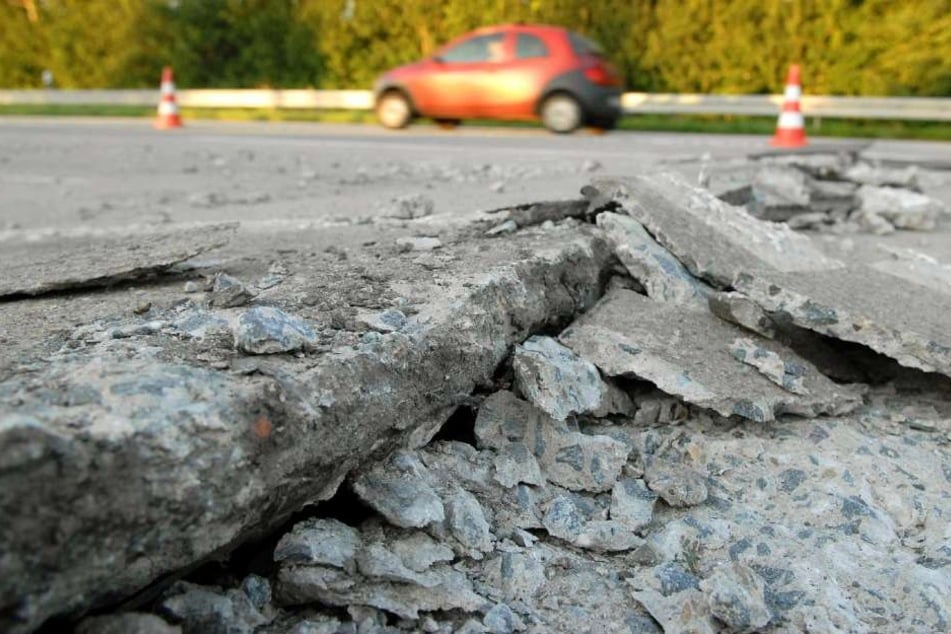 Autobahn dicht: Die Fahrbahndecke riss auf, so dass der Verkehrt gefährdet wurde. (Symbolbild)