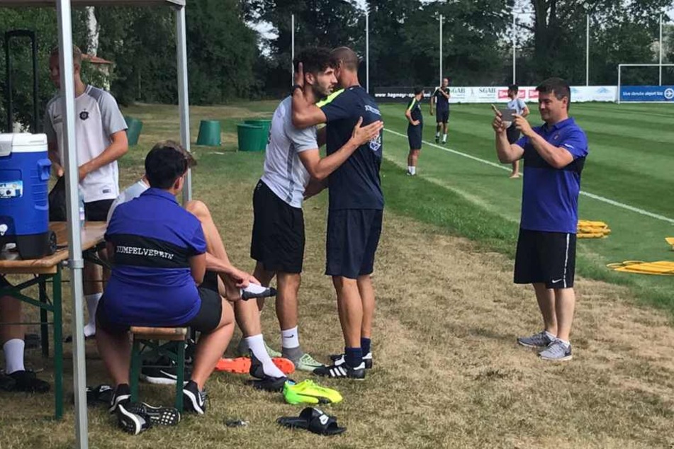 Fabio Kaufmann (l.) wird von Fitnesscoach Werner Schoupa begrüßt.