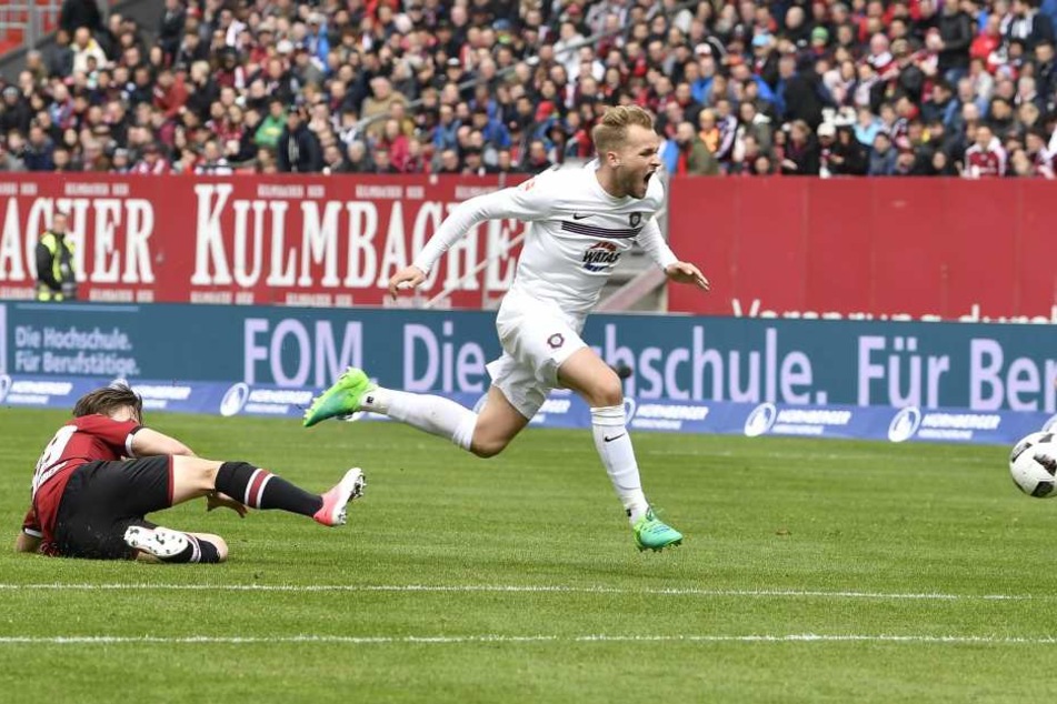Hier holt Pascal Köpke (r.) den Freistoß zum 1:1 und die Rote Karte gegen Patrick Kammerbauer heraus.