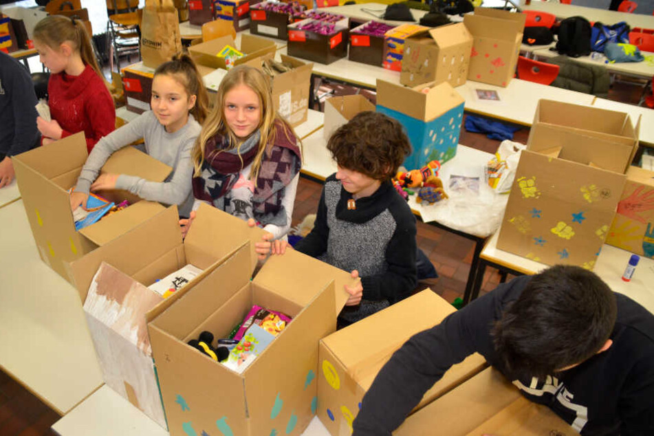 Rund 180 Päckchen haben die Kinder für die Reise fertig gemacht.
