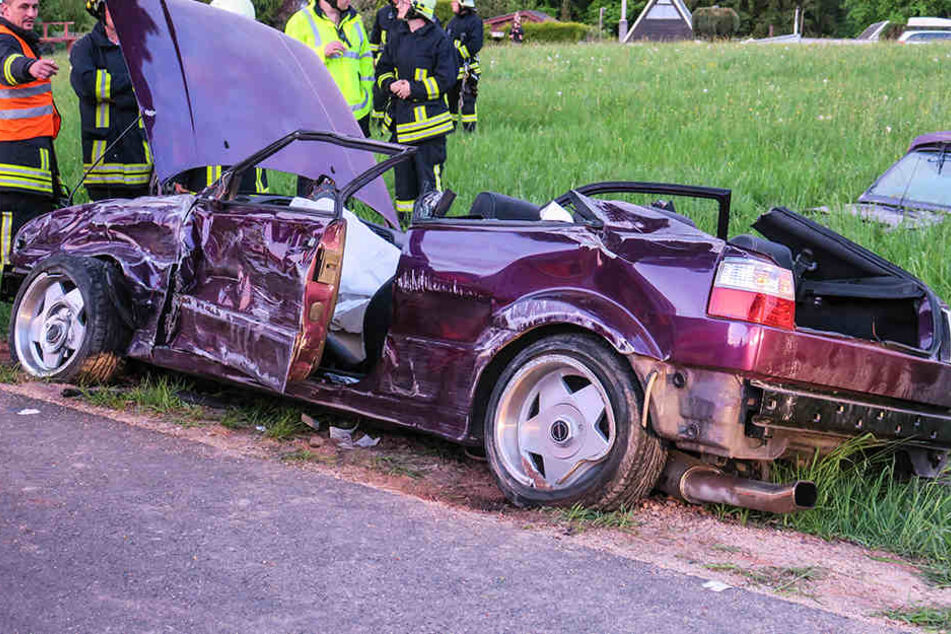 Für die Rettung des Fahrers musste von dem VW das Dach entfernt werden.
