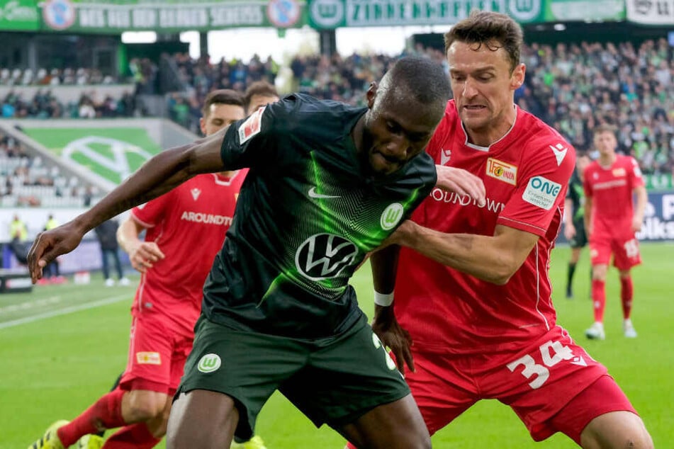 Wolfsburgs Josuha Guilavogui (l.) wird von Unions Christian Gentner attackiert.
