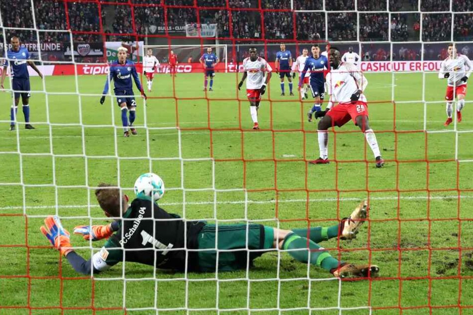 Der gefoulte Jean-Kevin Augustin scheiterte in der 37. Minute mit seinem Elfmeter an Schalke-Keeper Ralf Fährmann.