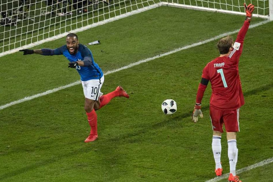 Lacazette jubelt über seinen Treffer zum 1:0 für Frankreich. Torwart Trapp zeigt vergeblich Abseits an.