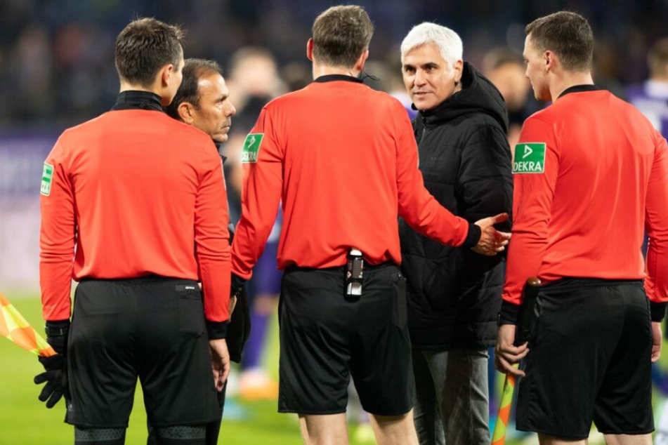 Sportdirektor Andreas Bornemann (2.v.r.) und Trainer Jos Luhukay (2.v.l.) diskutieren nach dem Spiel mit Schiedsrichter Markus Schmidt (3.v.l.) und seinen Assistenten.
