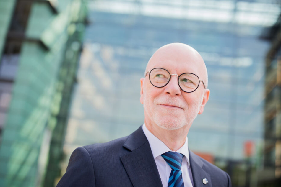 Der Kölner Polizeipräsident Uwe Jacob (63) äußerte sich nach der Bombendrohung gegen das Rathaus.