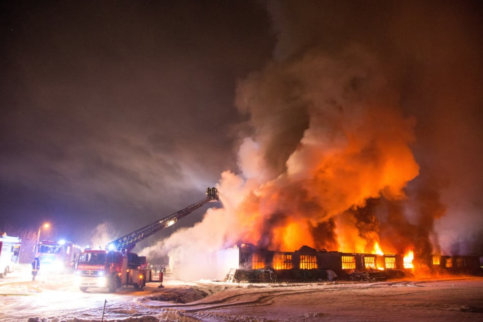 Eine Traktorenhalle ging komplett in Flammen auf.
