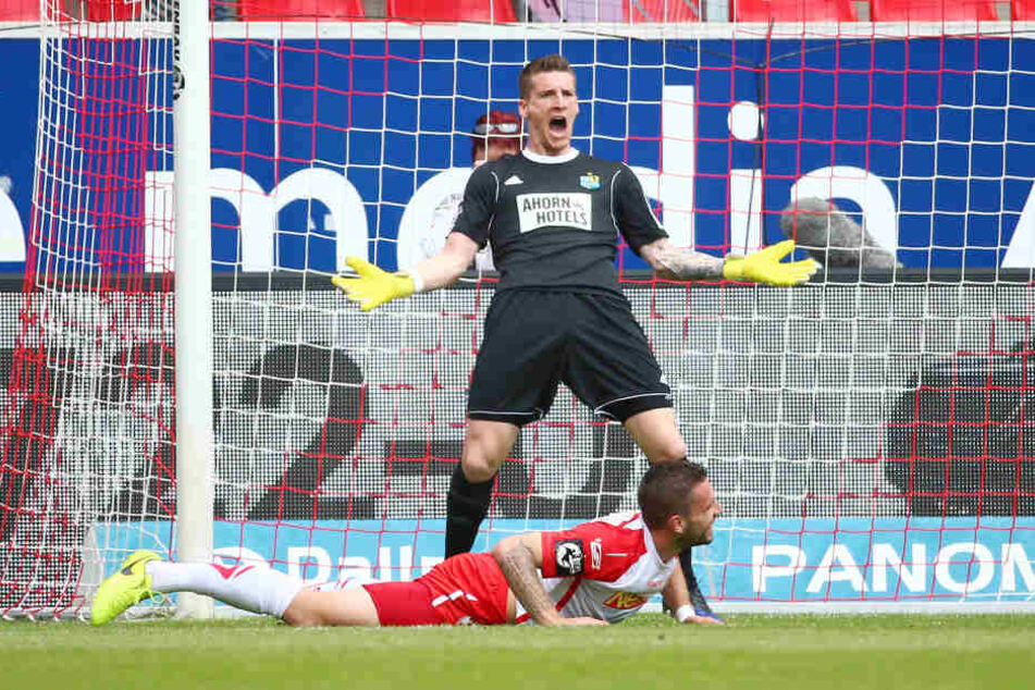 Torhüter Kevin Kunz (Chemnitz) hinter Marco Grüttner (Regensburg).
