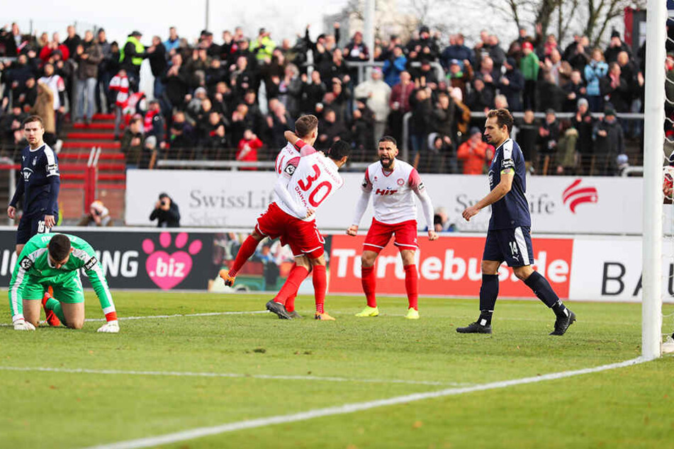 FSV-Keeper Johannes Brinkies (l.) kniet am Boden, während die Kölner das Tor des Tages bejubeln.
